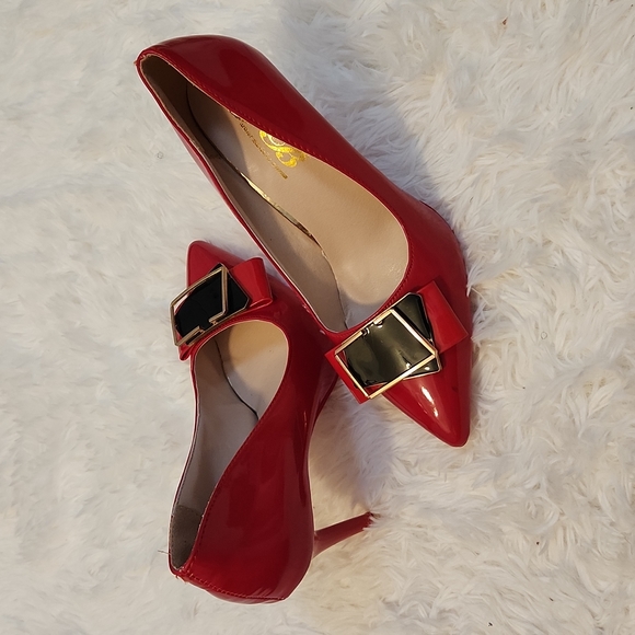 Red Stiletto pointed toe heals with black and gold details at the front. - Picture 2 of 3